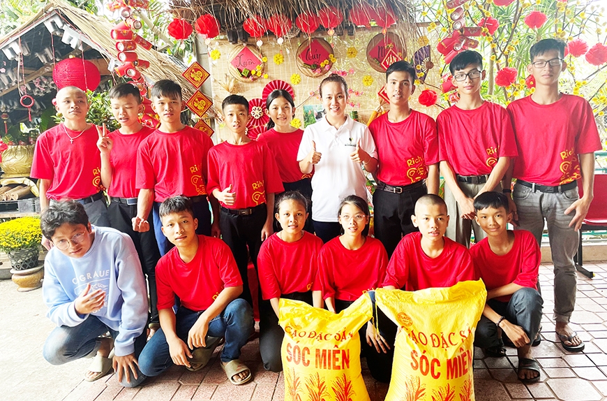 Leaders of Kun & Rio Foundation visiting and giving gifts to Children in difficult circumstances at Thien Tam charity home